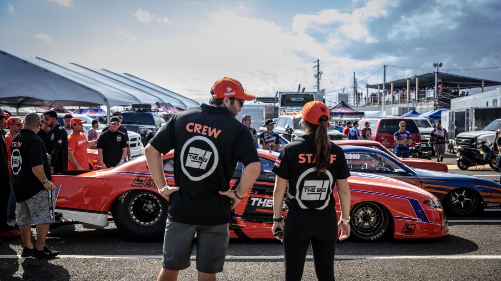 the big 21 pit crew on the side of the racetrack